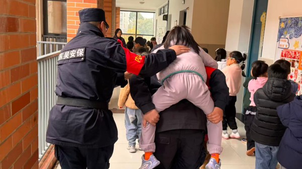 实小消防疏散演练 (2).jpg